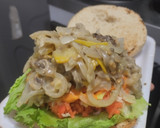 Foto del paso 8 de la receta: Sándwich con muchos vegetales y pollo🥙🥯🧅🍆🍗🥪