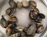 A picture of step 1 of Umami-rich Vongole Bianco.
