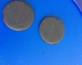 Foto del paso 2 de la receta: Arañas de pastillaje para Halloween 👻👻