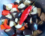 Foto del paso 3 de la receta: Habas tiernas orgánicas con berenjenas, pimiento rojo al vapor