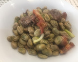 Foto del paso 4 de la receta: Habas salteadas con panceta, salchichas y butifarra negra