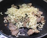 รูปขั้นตอนการทำที่ 5 ของ มาม่าผัดไข่เค็มหมู