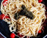 A picture of step 2 of Basil pesto spaghetti with loads of cherry tomatoes.