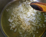 Foto del paso 2 de la receta: Patatas guisadas con calamar congelado
