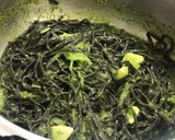 Foto del paso 5 de la receta: Receta fusión: Pasta negra con pesto de almendras, ajo confitado y un toque picante 🌶