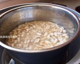 A picture of step 5 of Soy Milk Jelly with Peanut Soup.