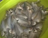 Foto langkah ke 1 dari resep Ikan asin sepat balado.