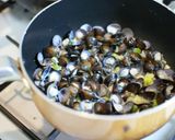 A picture of step 4 of Shijimi Clam Soup for Hangover Prevention.