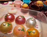 Foto del paso 5 de la receta: Cupcakes decorados con esferas de Navidad