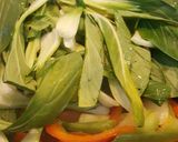 Foto del paso 5 de la receta Tallarines con pak choi, verduras, pollo y salsa de soja