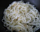 A picture of step 2 of Udon noodles alle Vongole.