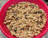 Foto del paso 9 de la receta: Pastel de papa con relleno de carne - con cebolla, morrón, aceituna, huevo duro y pasas de uva