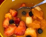 Foto del paso 3 de la receta: Ensalada de frutas!!🍎🍌🍊🍒🥝🍇🍑🍋