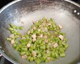 Foto langkah ke 4 dari resep Tumis Buncis Jamur Kancing.