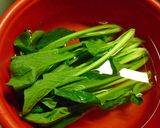 A picture of step 2 of Komatsuna and Spinach Steamed in the Microwave.