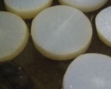A picture of step 3 of Easy and Authentic Furofuki Daikon.