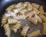 Foto del passaggio 9 della ricetta Fusilloni trafilati in bronzo alla cacio e pepe a modo mio