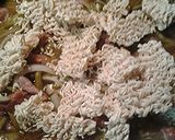 A picture of step 7 of Ramen noodles pork and green bean stirfry.