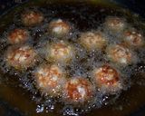 A picture of step 8 of Yum! Sweet and Sour Pork Style Meatballs in Sweet Vinegar Ankake Sauce.