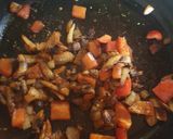 A picture of step 5 of Striploin steak fajitas salad.