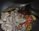 Foto langkah ke 2 dari resep Udang pedas asam manis.