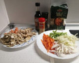 Foto del paso 2 de la receta: Noodles con verduras, pollo y gambas