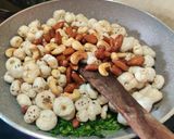 A picture of step 4 of Makhana Namkeen.