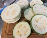 Une image de l'étape 2 de Merguez et courgettes rondes marinées grillées.