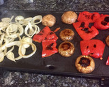 Foto del paso 2 de la receta: Sándwich de hongos cremini, queso y vegetales