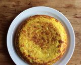 Foto del paso 1 de la receta: Tortilla de patatas con jamón york y queso y salsa de tomate