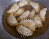 A picture of step 5 of Gulkand mawa stuffed gujiya.