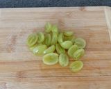 Foto del paso 1 de la receta: Lomo en salsa de ciruelas y uvas