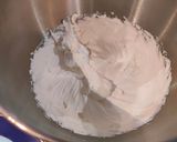 Une image de l'étape 9 de Bavarois aux fraises et coulis de myrtilles.