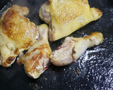 Foto del paso 1 de la receta: Pollo a la crema y verdeo con papas
