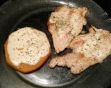 Foto del paso 5 de la receta: Bifes de pechuga de pollo a la plancha con calabacín al horno