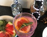 A picture of step 1 of Gin & tonic with rosemary & grapefruit cocktail.