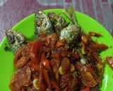 Foto langkah ke 4 dari resep Ikan gembung tumis tomat.