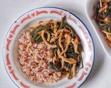 Foto langkah ke 8 dari resep Oseng Kangkung Ayam Suwir.