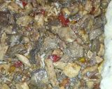 Foto del paso 4 de la receta: Pizza con los bordes rellenos de queso con gurumelos pollo y beicon con salsa barbacoa