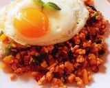 A picture of step 4 of Pad Ga-prao (Spicy Minced Chicken on Rice with Fried Egg).