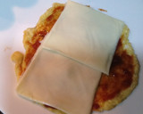 Foto del paso 7 de la receta: Rollitos de tortilla con salchichas