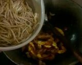 Foto langkah ke 5 dari resep Dadar Telur cah Toge.