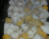 Foto del paso 2 de la receta: Muslos de pollo con papas, boniato y cebollas al horno