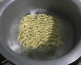 A picture of step 2 of Simple indomie.