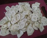 केळ्याचे चिप्स (kedyachi chips recipe in marathi) रेसिपी स्टेप 2 फोटो 