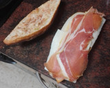 Foto del paso 4 de la receta: Bocadillo de jamón serrano, queso semicurado, tortilla francesa y tomate aliñado