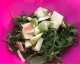 Foto del paso 2 de la receta Ensalada de rúcula, queso azul, manzana y fresa