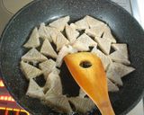A picture of step 5 of Sweet and Salty Simmered Konnayku and Atsuage Fried Tofu.