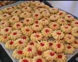 A picture of step 4 of Kue Sumprit Mawar Issy (Shaped Cookies with Cherry on Top).
