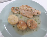 Foto del paso 9 de la receta: Filetes de merluza, patatas y guisantes en salsa verde